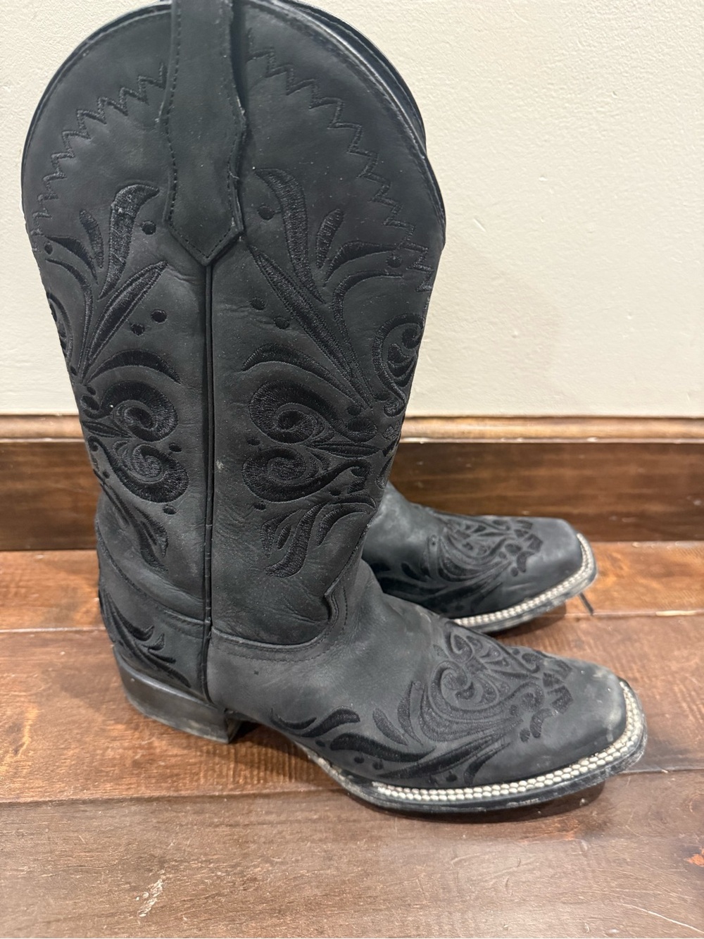 Black Western Embroidered Cowgirl Boots - Women corral boots size 10